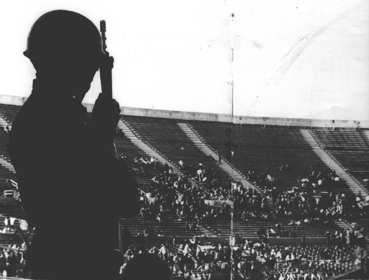 Le prime repressioni: lo stadio viene usato come punto di raccolta dei primi perseguitati dalla dittatura